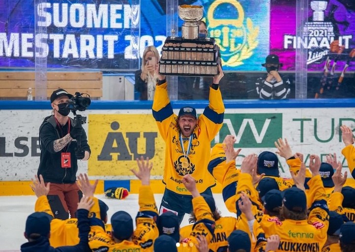 Dvaja slovenskí hokejisti sa tešia z fínskeho majstrovského titulu